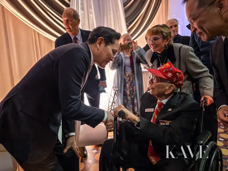 Lee Jae-yong trifft am 28. Januar (Ortszeit) beim Gala-Dinner im Smithsonian Arts and Industries Building in Washington D.C. einen Veteranen des Koreakriegs und spricht mit ihm.