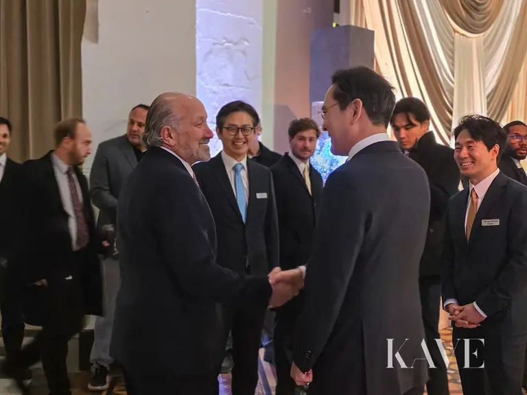 Lee Jae-yong trifft am 28. Januar (Ortszeit) beim Gala-Dinner im Smithsonian Arts and Industries Building in Washington D.C. den Handelsminister Howard Rutnik und spricht mit ihm.