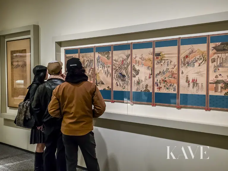 Besucher betrachten die Werke in der internationalen Wanderausstellung der Lee Kun-hee Sammlung im Smithsonian National Museum of Asian Art in Washington D.C.