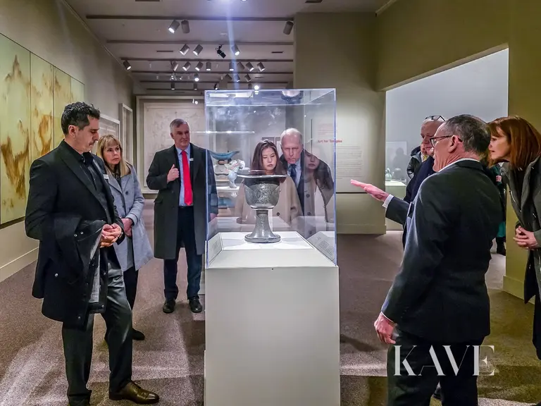Besucher betrachten die Werke in der internationalen Wanderausstellung der Lee Kun-hee Sammlung im Smithsonian National Museum of Asian Art in Washington D.C.